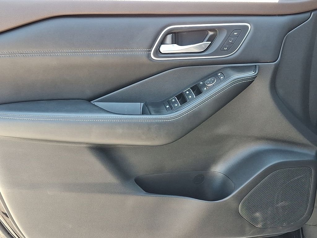 Used 2023 Black Nissan Platinum image 13