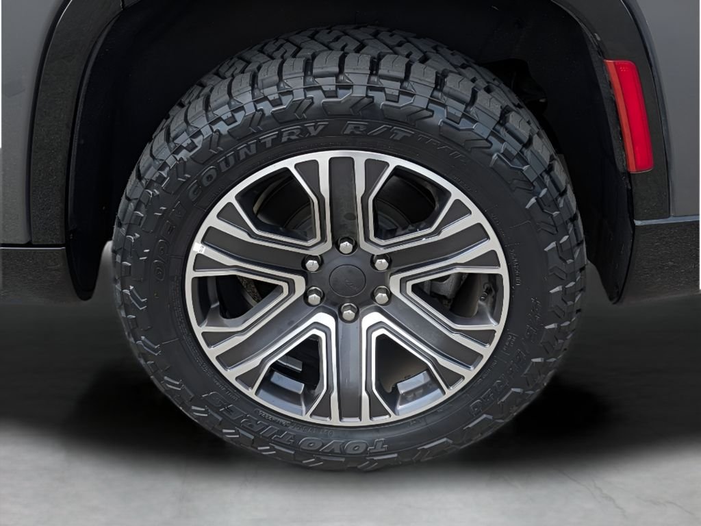 Used 2024 Baltic Gray Metallic Clearcoat Jeep Series II image 3