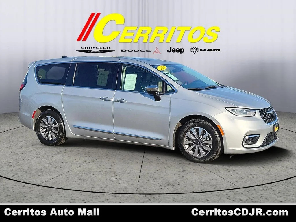 2023 Chrysler Pacifica Hybrid Limited Hybrid's photo