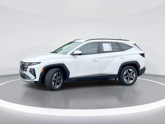 Used 2025 White Hyundai SEL image 1
