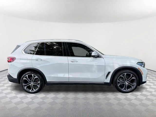 Used 2023 White BMW sDrive40i image 4
