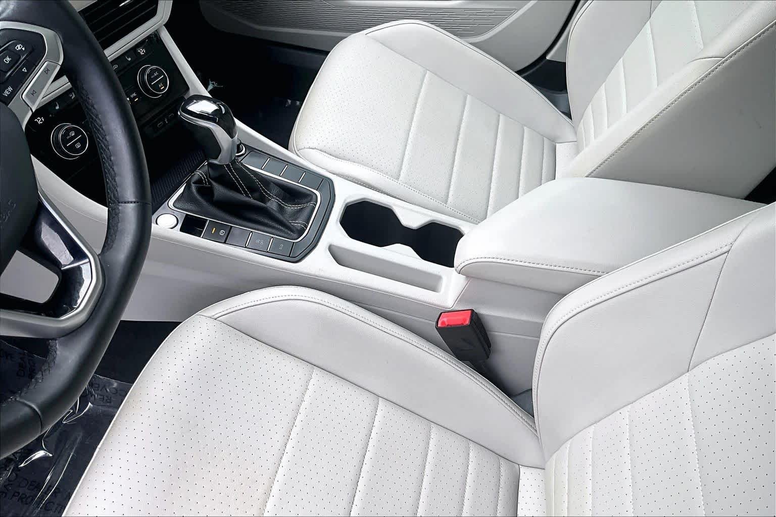 Used 2023 Opal White Pearl Volkswagen SE image 17
