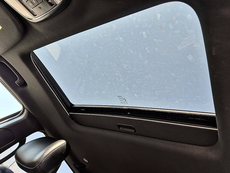 Used 2016 Brilliant Black Crystal Pearlcoat Jeep Limited image 26