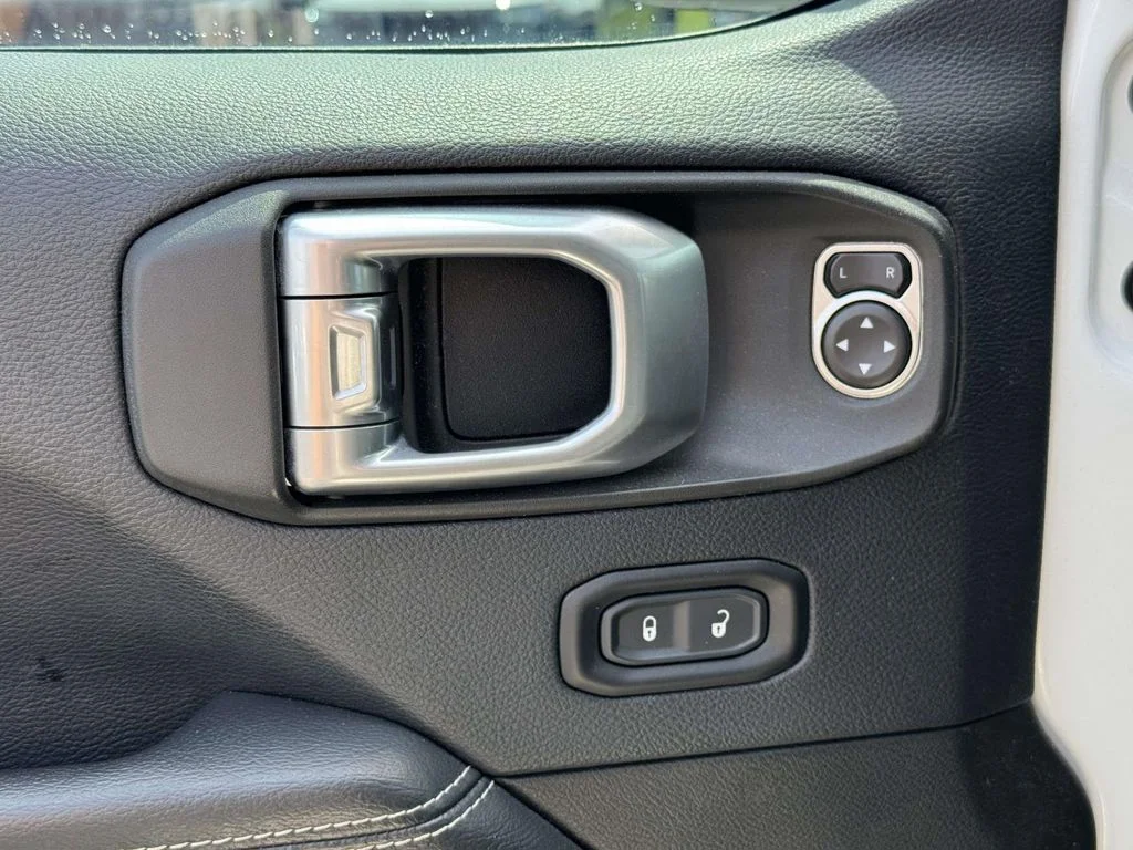 Used 2019 White Jeep Unlimited Sahara image 27