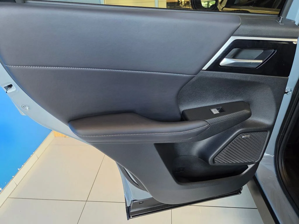 Used 2026 Moonstone Gray Metallic/Black Roof Mitsubishi LE image 20