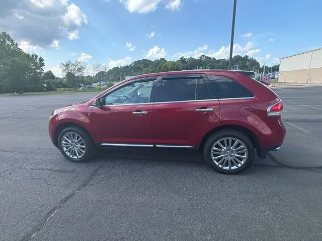 Used 2013 Red Lincoln Base image 6