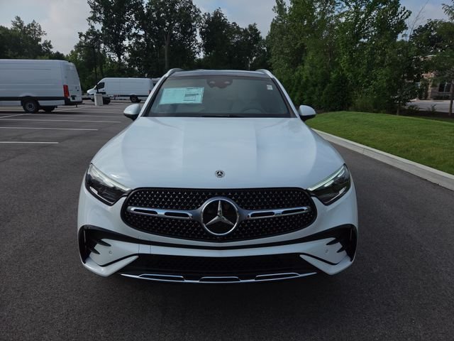 New 2027 MANUFAKTUR Moonlight White Metallic Mercedes-Benz GLC300 image 8