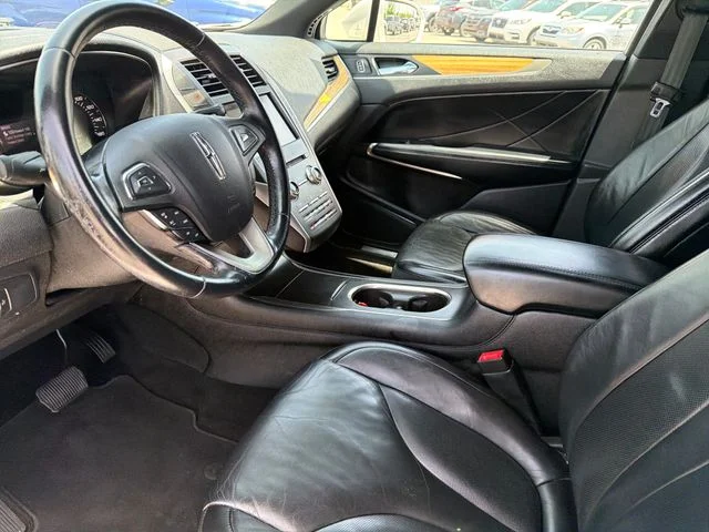 Used 2015 White Lincoln Base image 19
