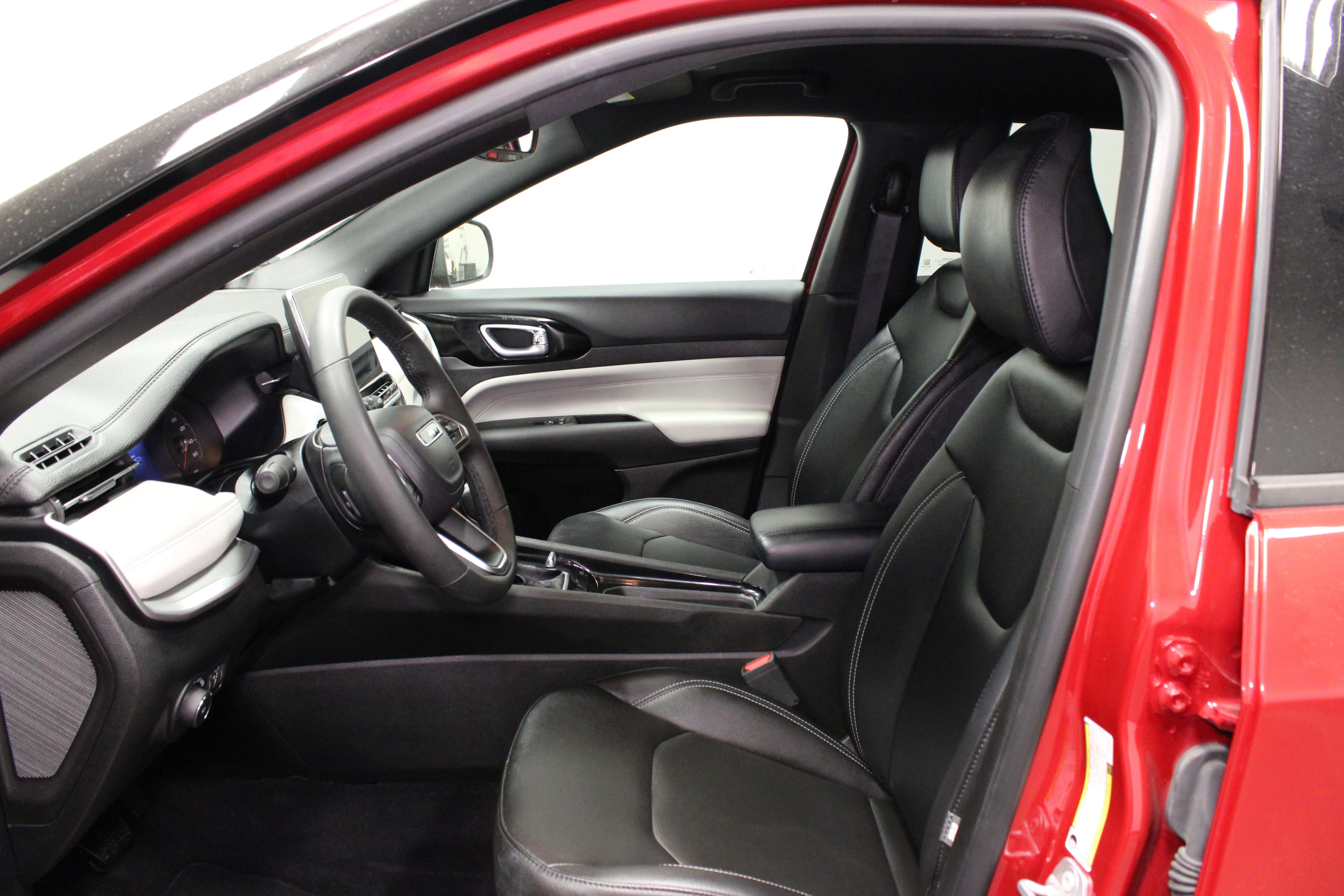 Used 2025 Red Hot Pearlcoat Jeep Limited image 15