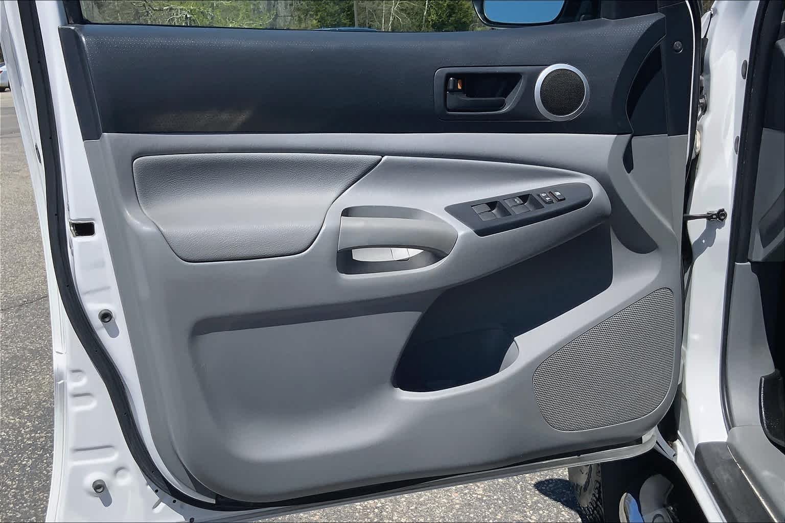 Used 2013 Super White Toyota  image 21
