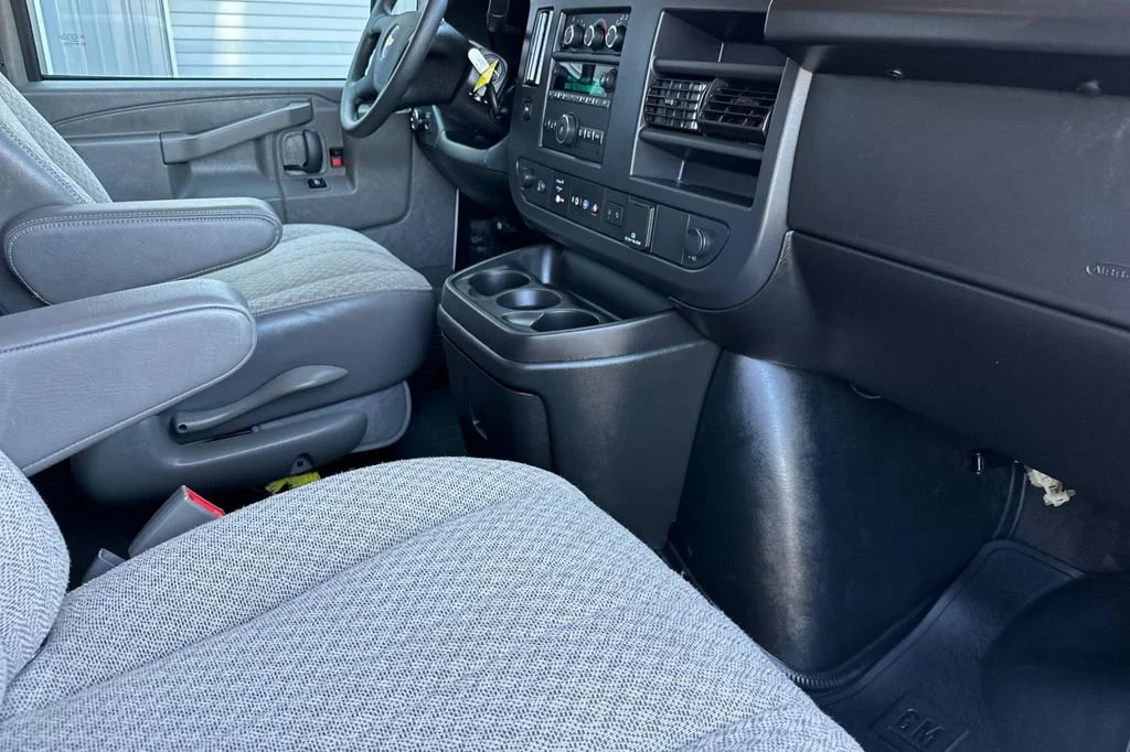2024 Chevrolet Express Passenger LT - Photo 17