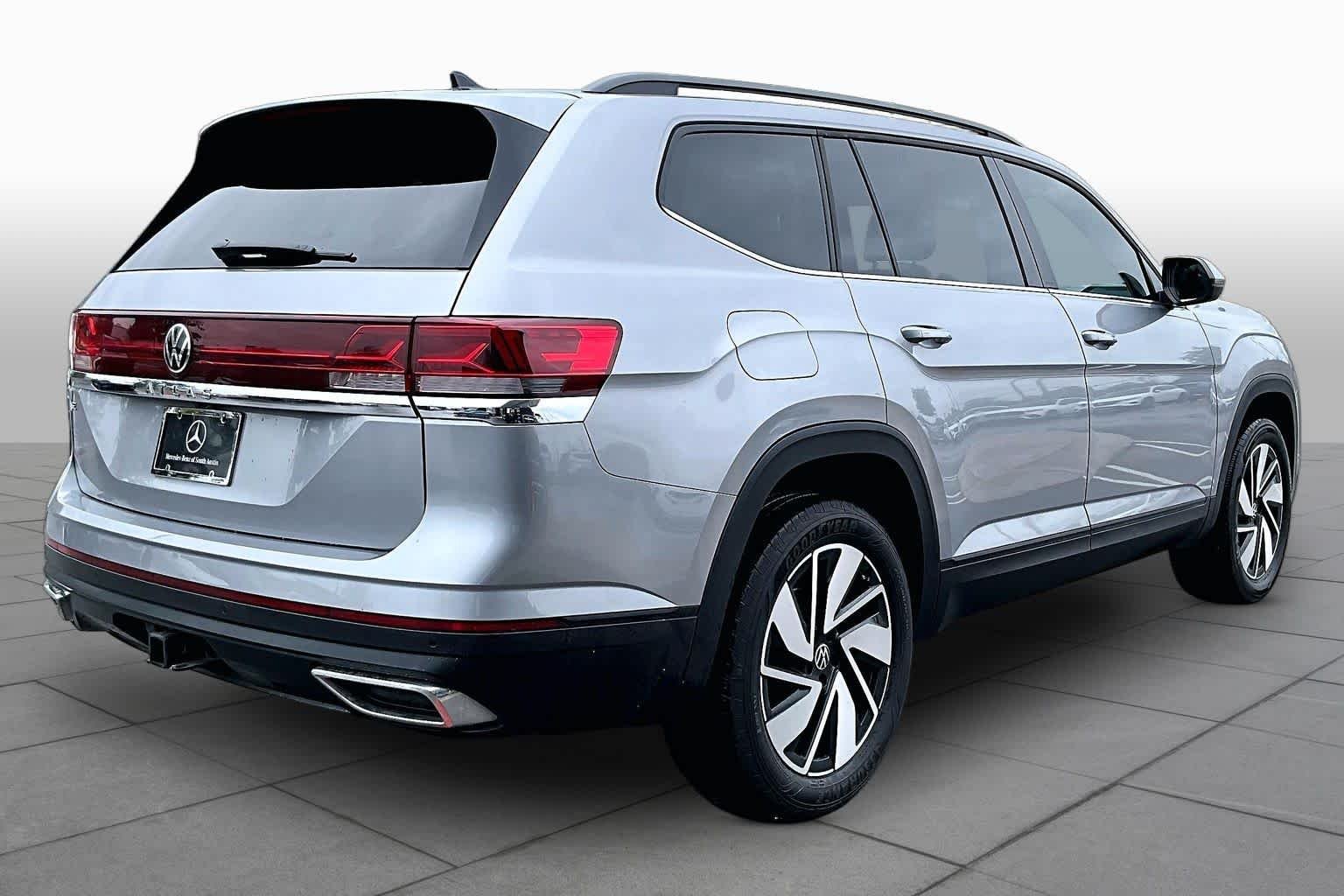 Used 2025 Silver Mist Metallic Volkswagen 2.0T SE w/Technology image 12