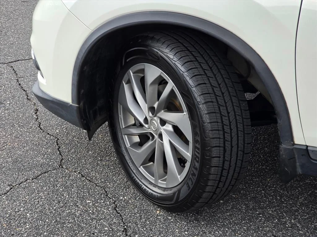 Used 2015 White Nissan SL image 27
