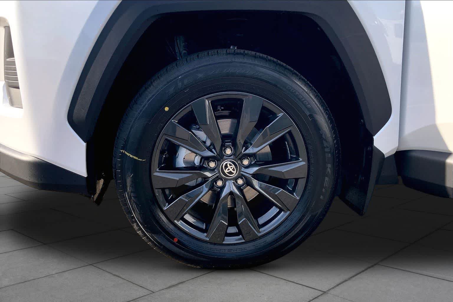 New 2026 Wind Chill Pearl Toyota XLE Premium image 11