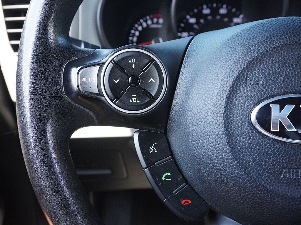 Used 2018 White Kia Base image 31