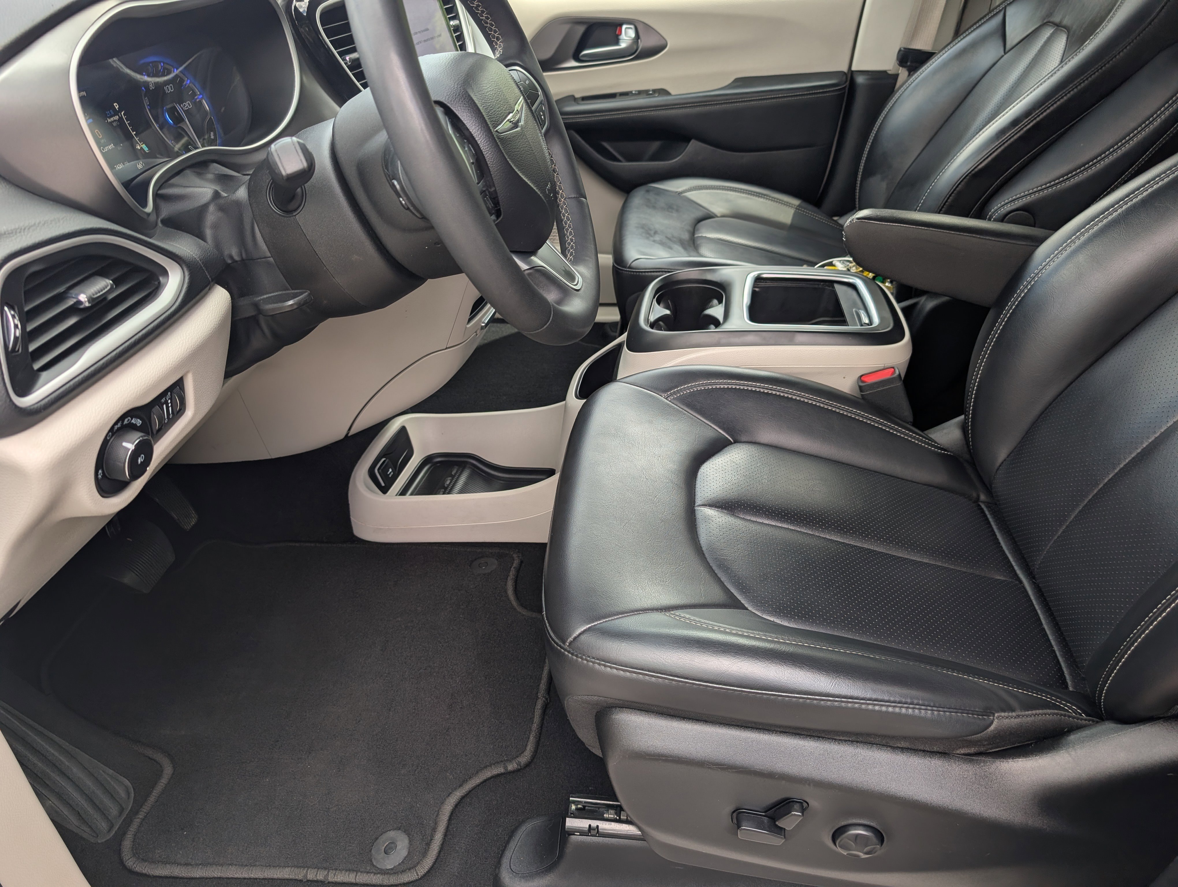 Used 2023 Silver Mist Clearcoat Chrysler Touring L image 9