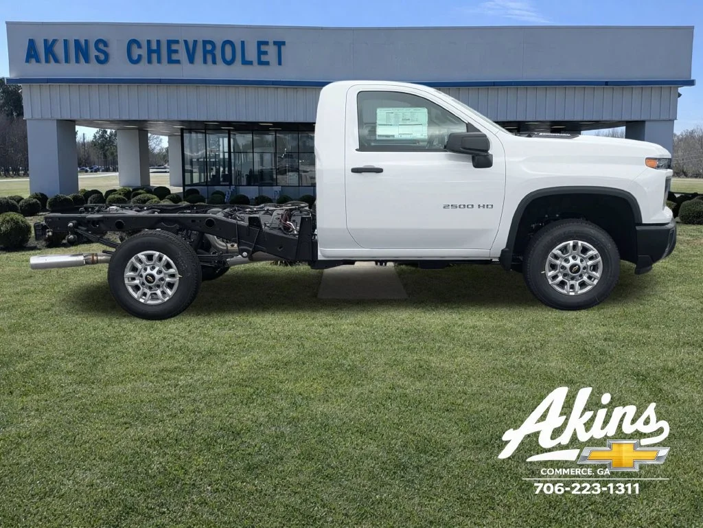 New 2026 Summit White Chevrolet WT image 3