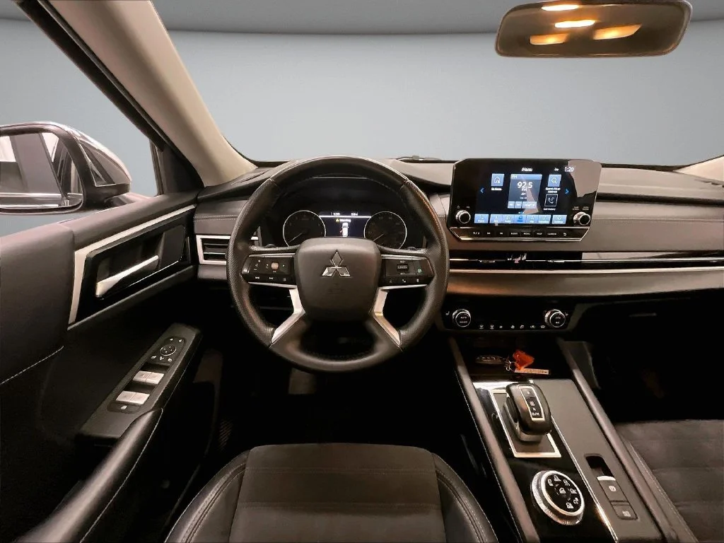 Used 2023 Black Mitsubishi SE image 8
