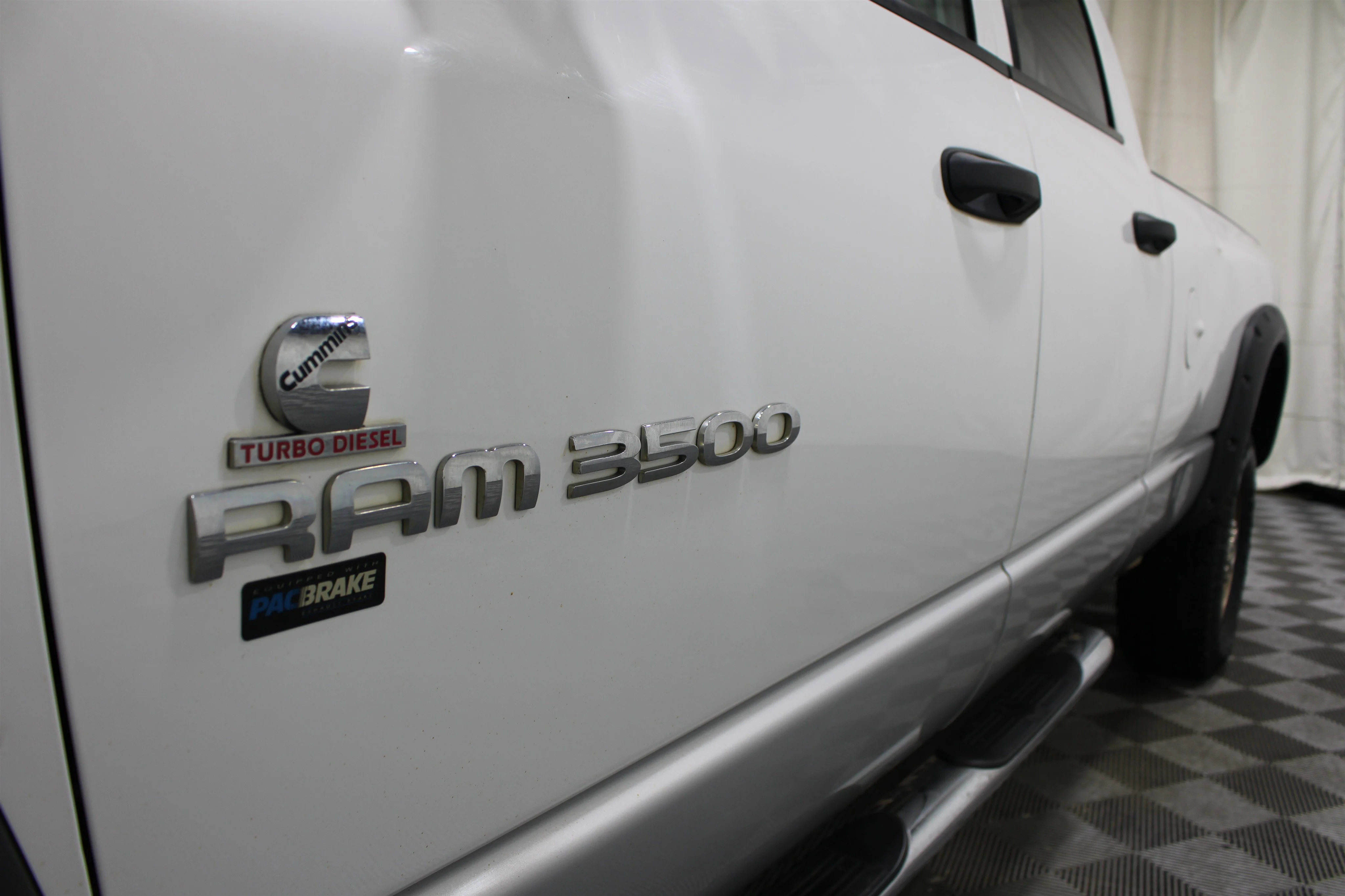 Used 2005 Bright White Dodge SLT image 22