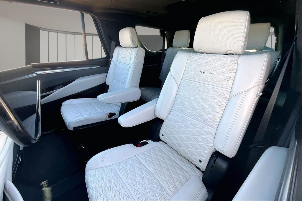 Used 2025 Green Cadillac V-Series image 28
