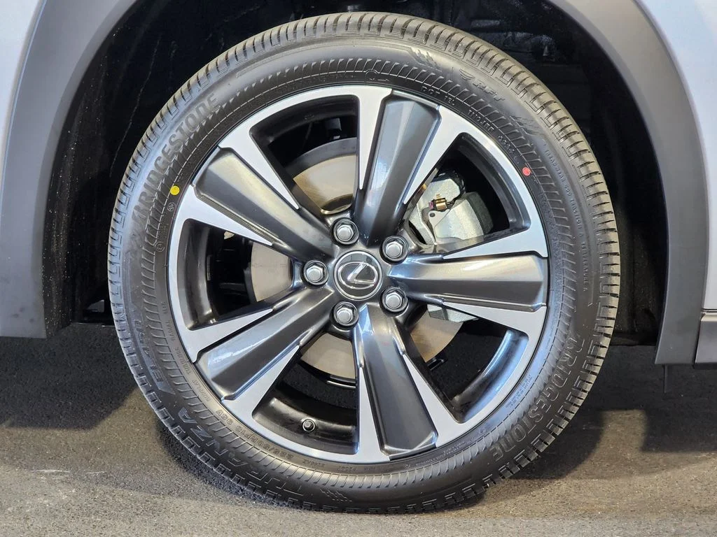 New 2026 Silver Lexus 300h image 4