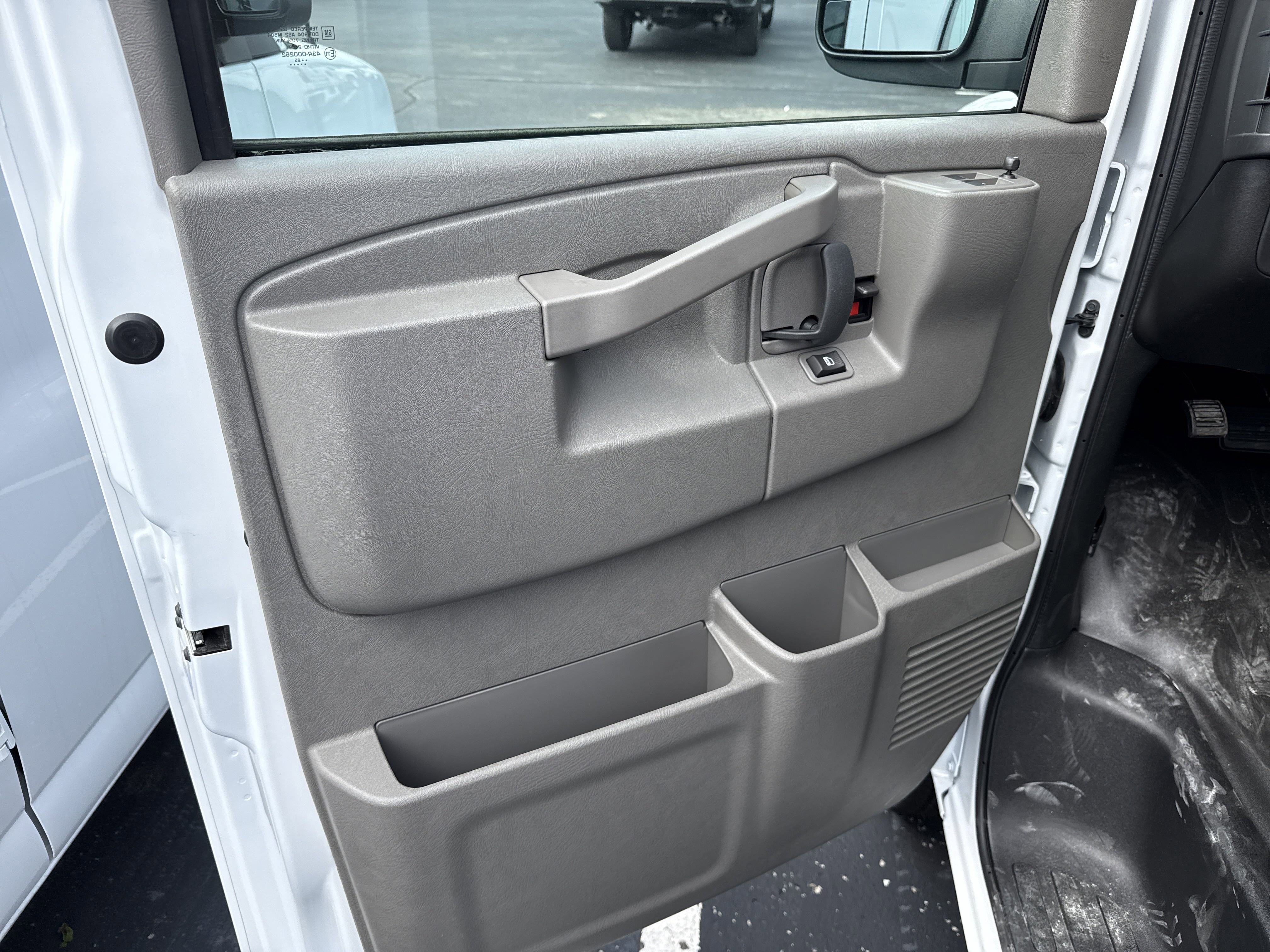 2025 Chevrolet Express Cargo Work Van - Photo 9