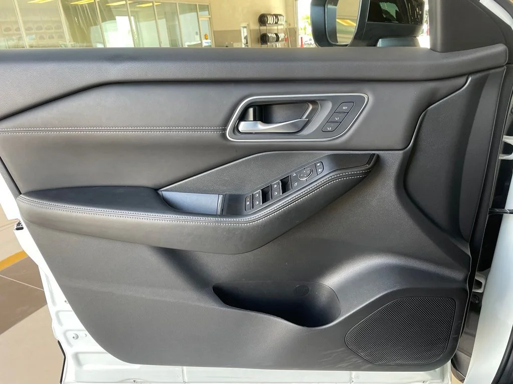 Used 2024 White Nissan Platinum image 10