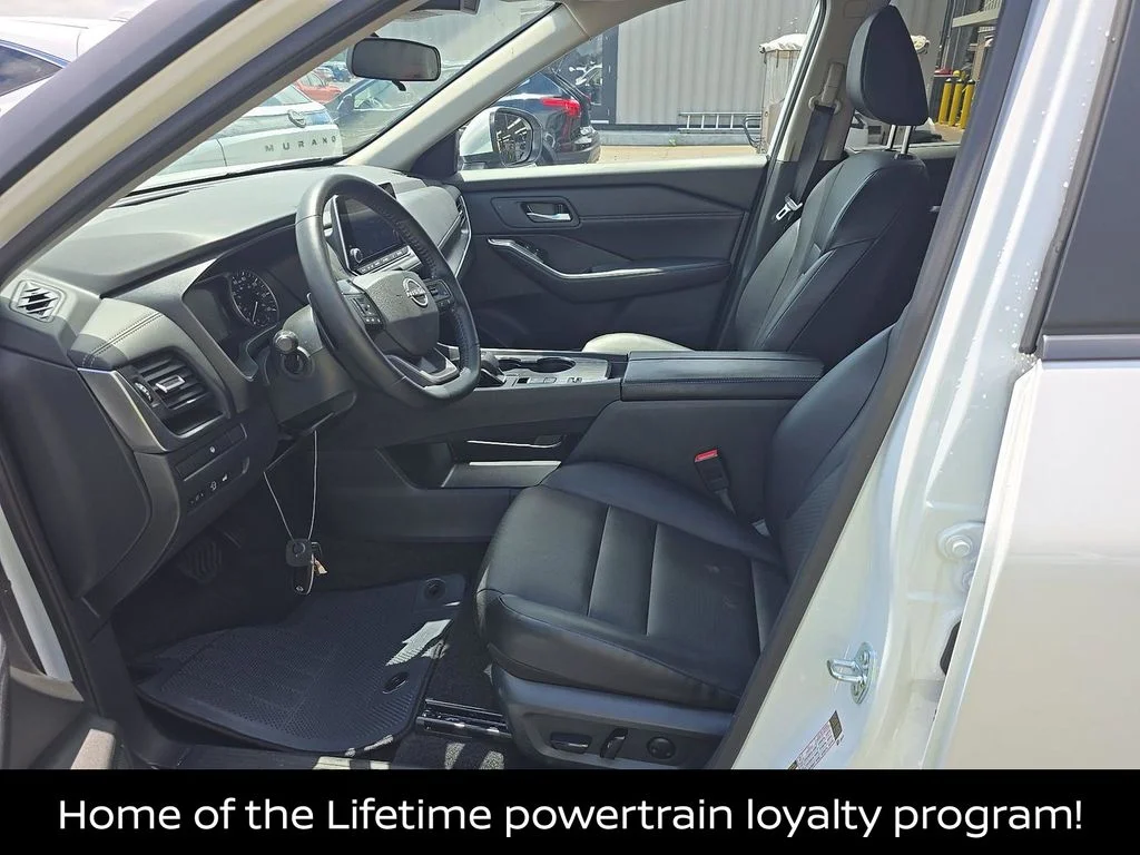 Certified Used 2025 White/off-white Nissan SV image 4