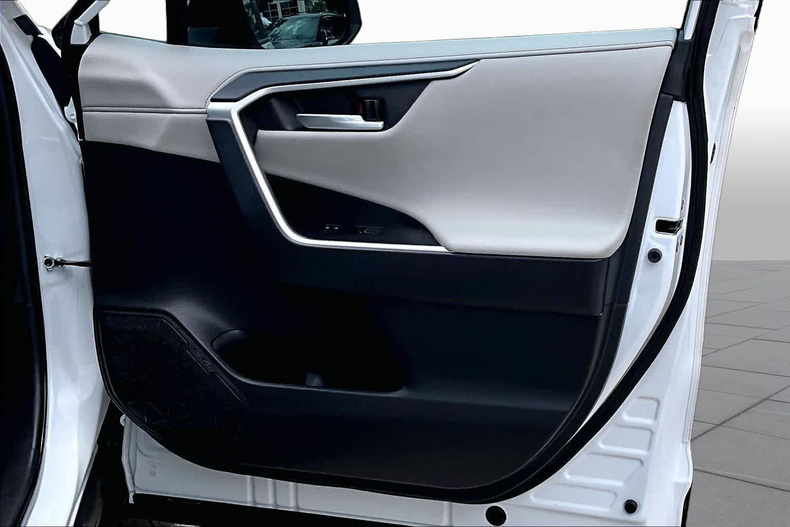 Used 2024 Wind Chill Pearl Toyota Hybrid Limited image 27