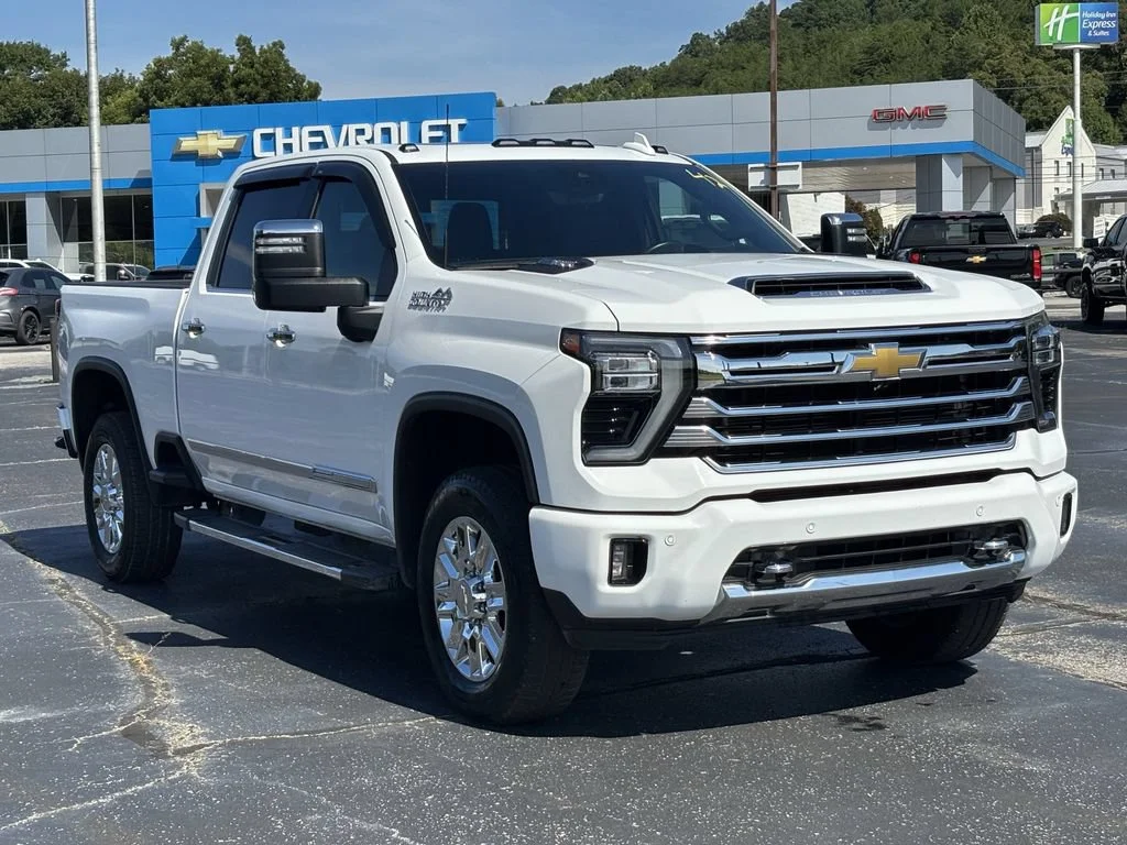 Used 2024 Summit White Chevrolet High Country image 4