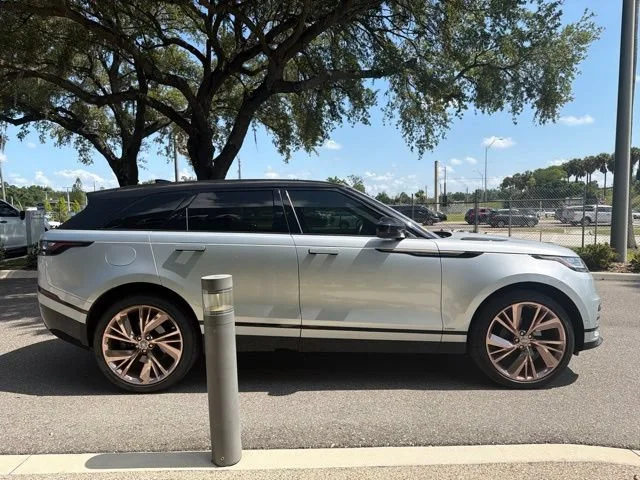 Used 2019 Indus Silver Metallic Land Rover R-Dynamic SE image 3