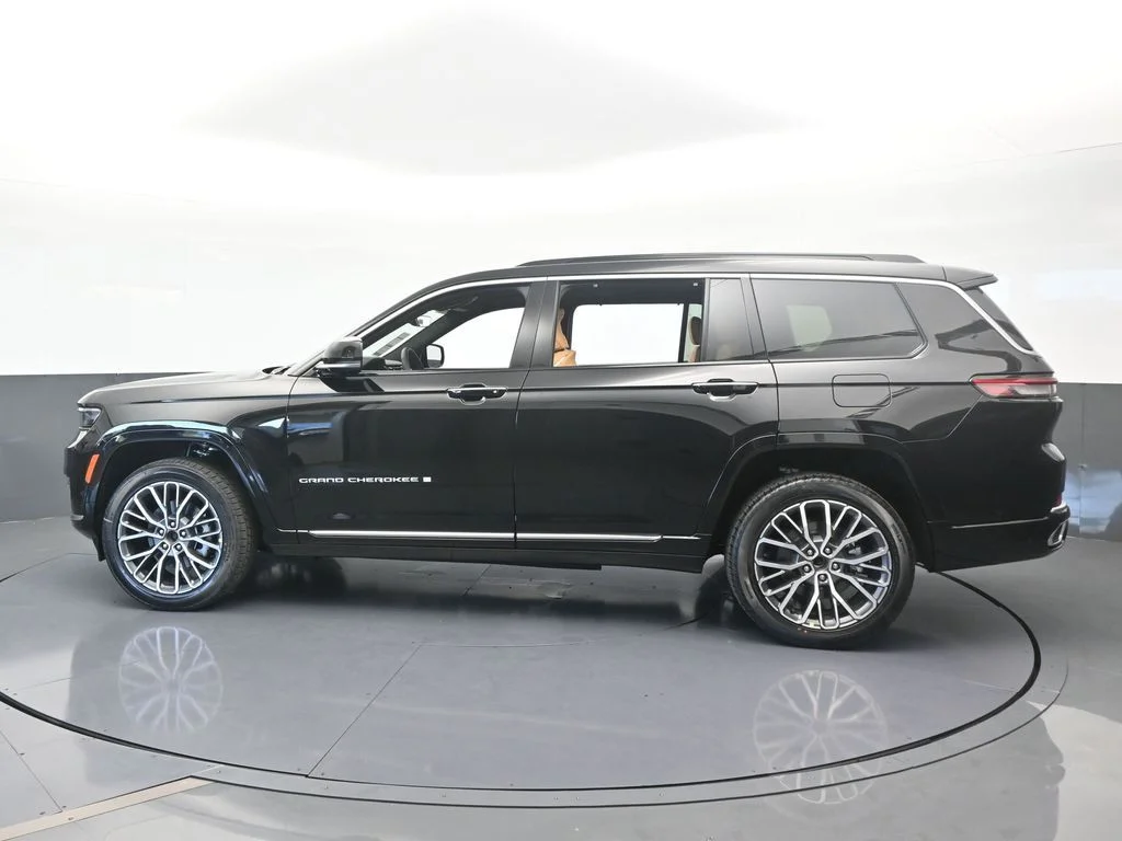 New 2025 Diamond Black Crystal Pearl-Coat Exterior Paint Jeep Summit image 3