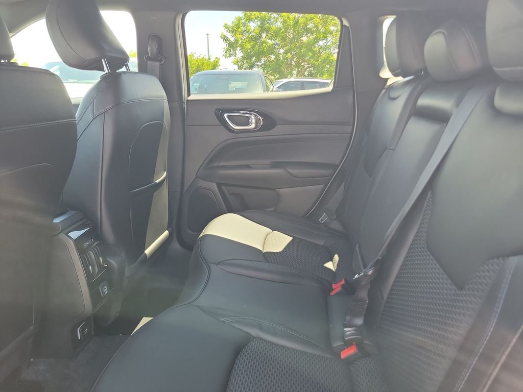 New 2026 Bright White Clearcoat Jeep Latitude image 12