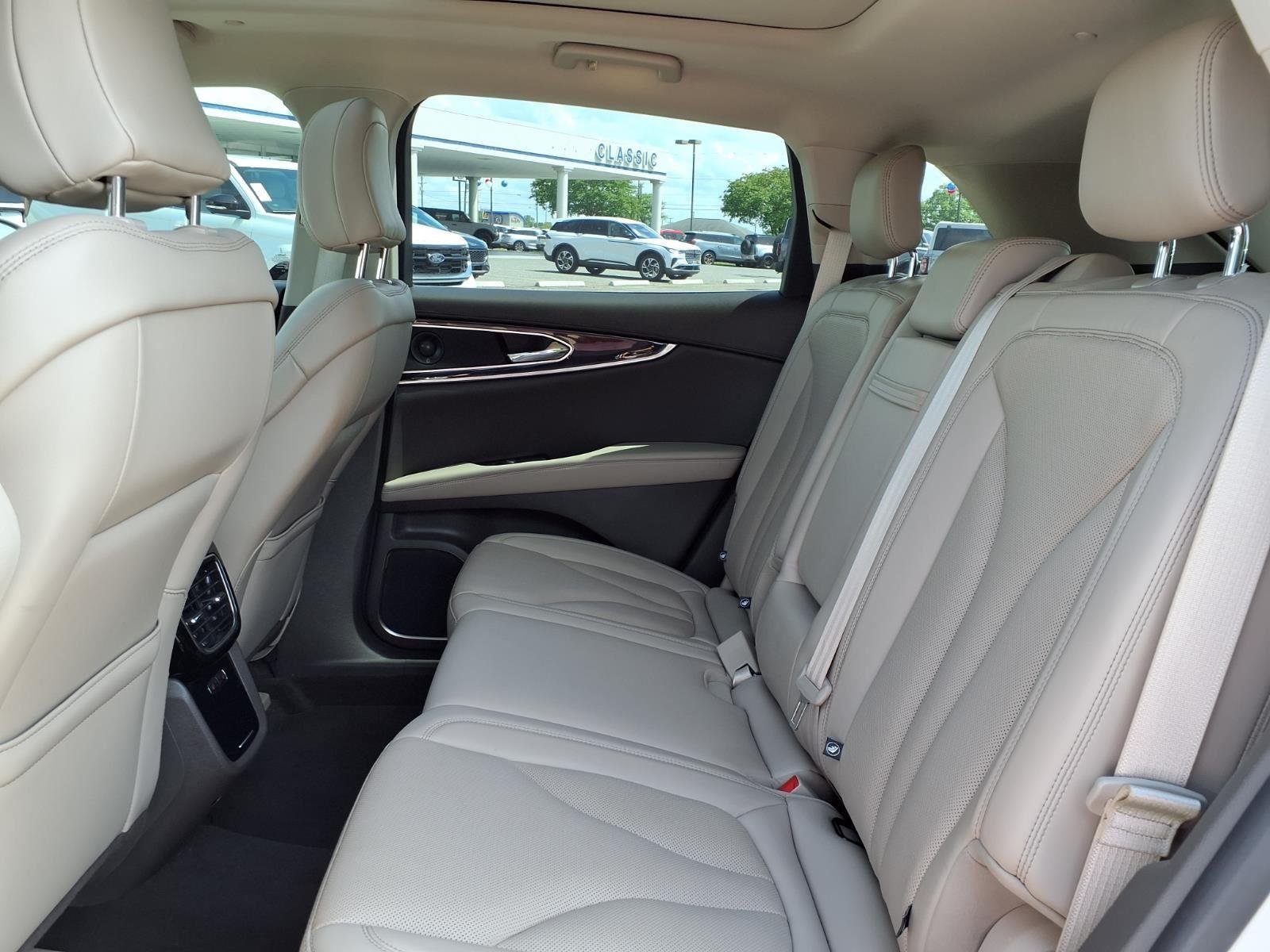 Used 2023 Ceramic Pearl Metallic Tinted Clearcoat Lincoln Reserve image 21
