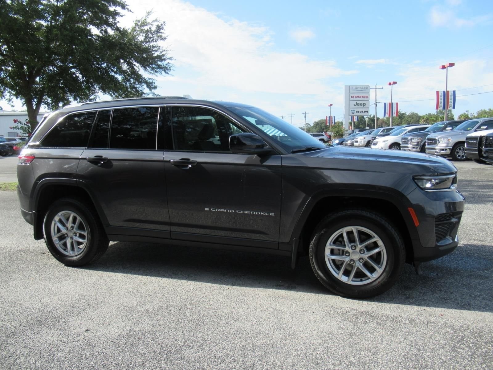 New 2026 Baltic Gray Metallic Clear-Coat Exterior Paint Jeep Laredo X image 2