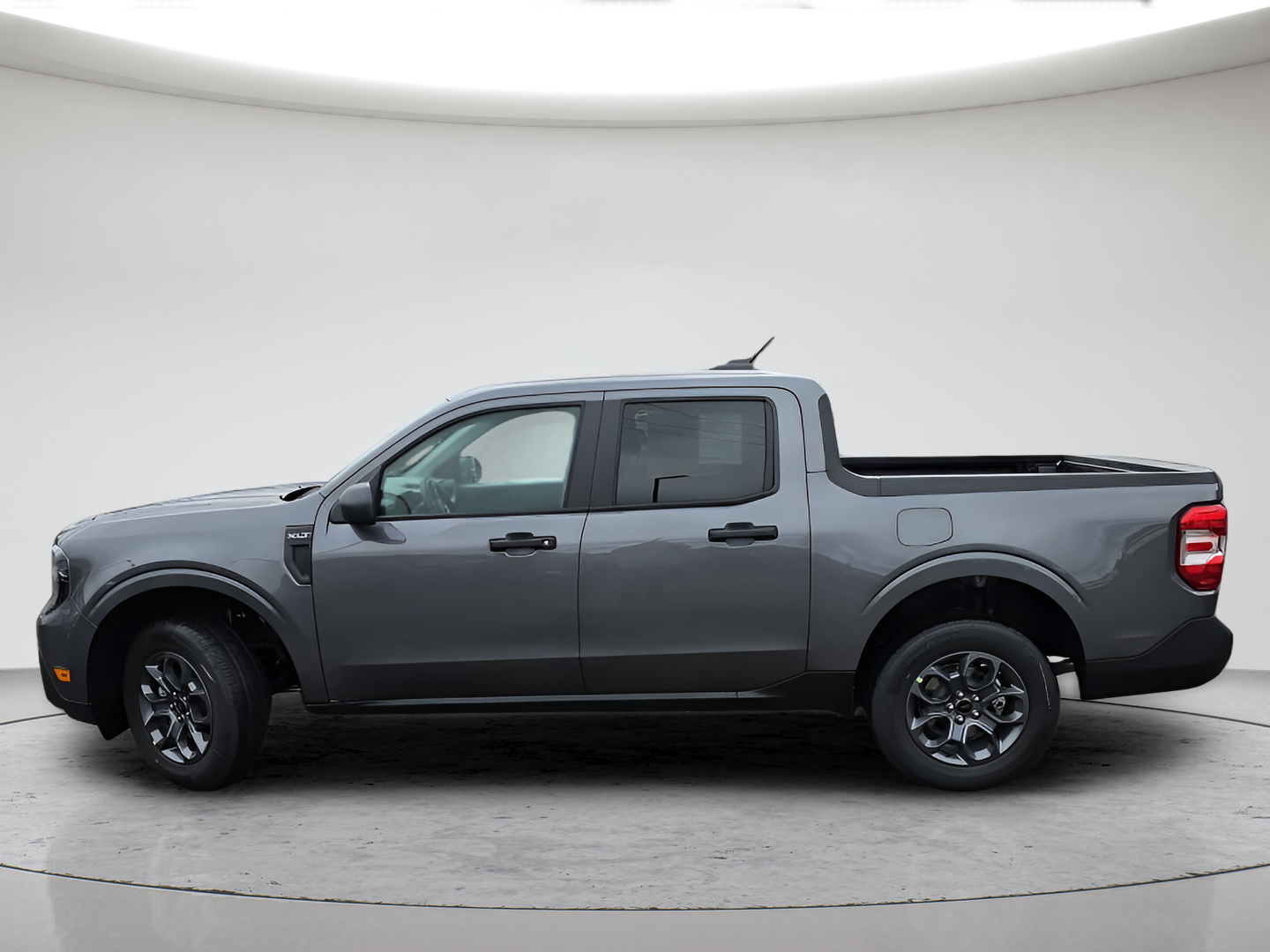 New 2026 Carbonized Gray Metallic Ford XLT image 7