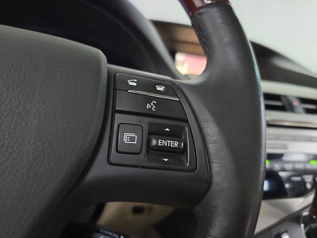 Used 2010 White Lexus 450h image 20