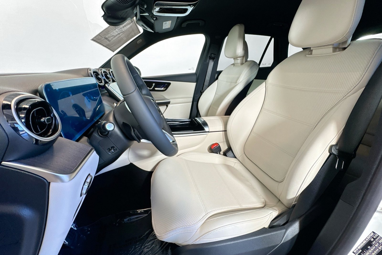 New 2026 Polar White Mercedes-Benz GLC 300 image 18