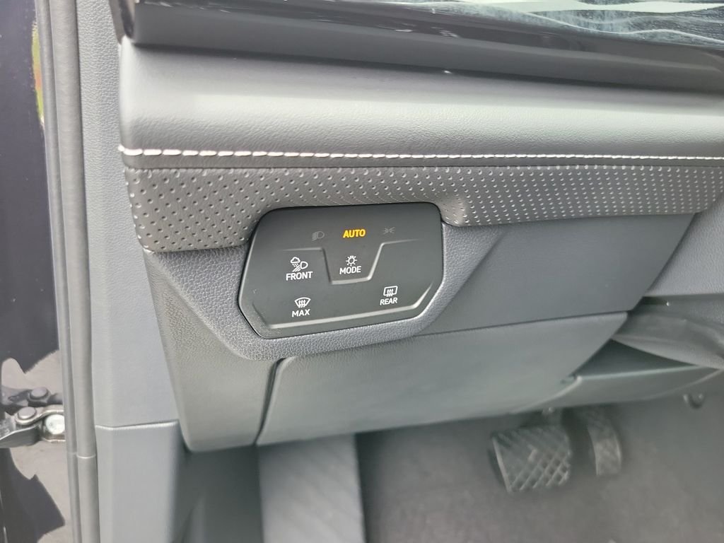 Certified Used 2024  Volkswagen 2.0T SE w/Technology image 20