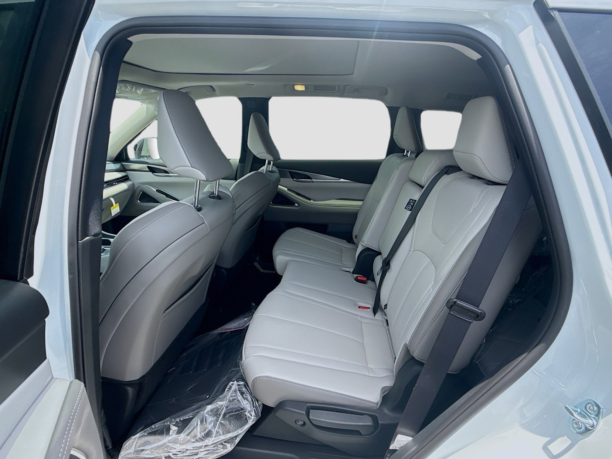 New 2027 RADIANT WHITE INFINITI Luxe FWD image 21