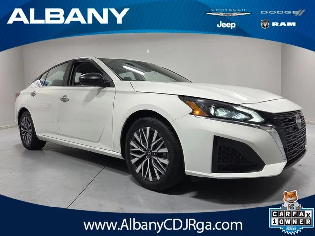 Used 2025 White Nissan 2.5 SV image 1