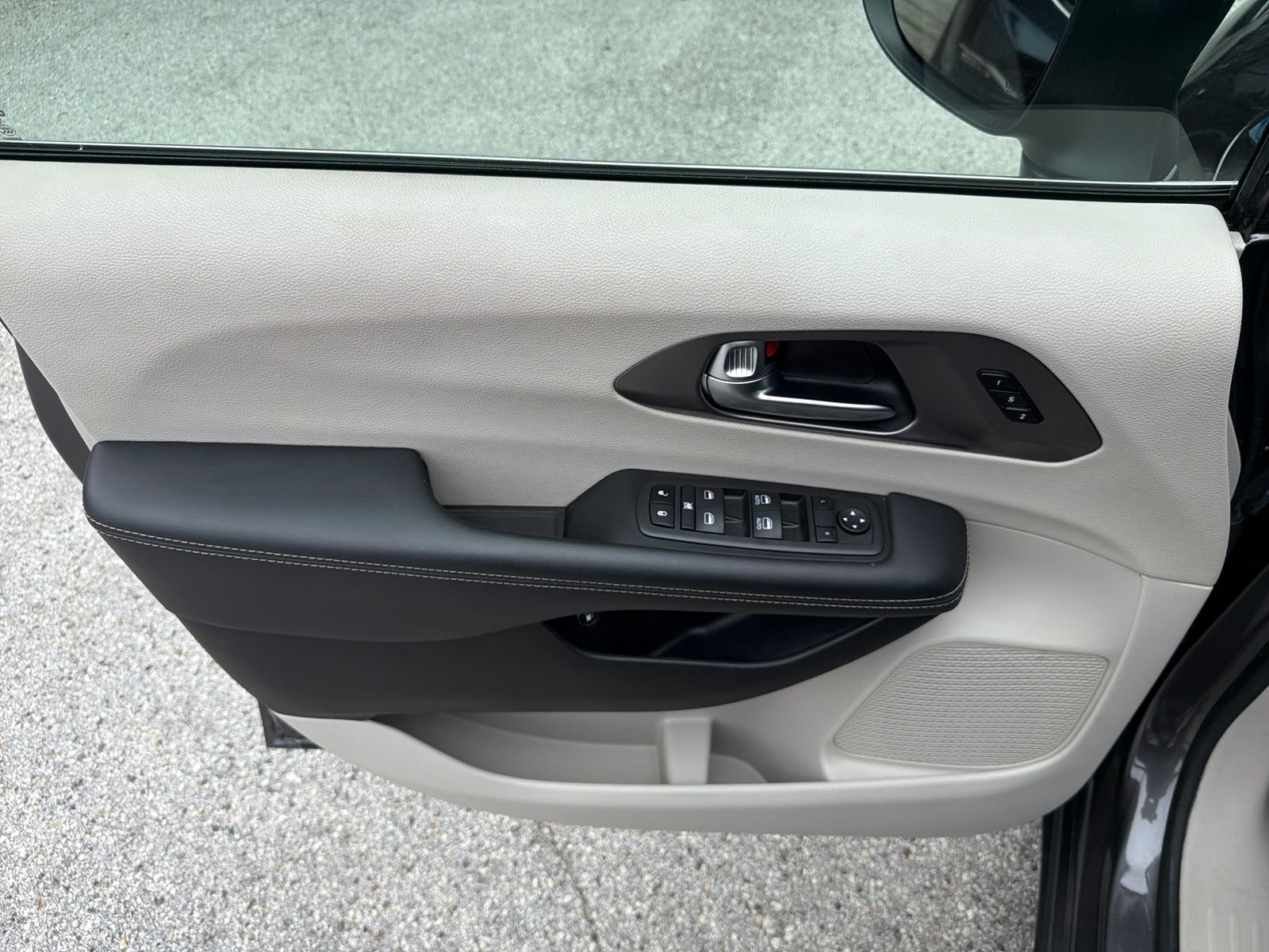 Used 2023 Crystal Metallic Chrysler Touring L image 27