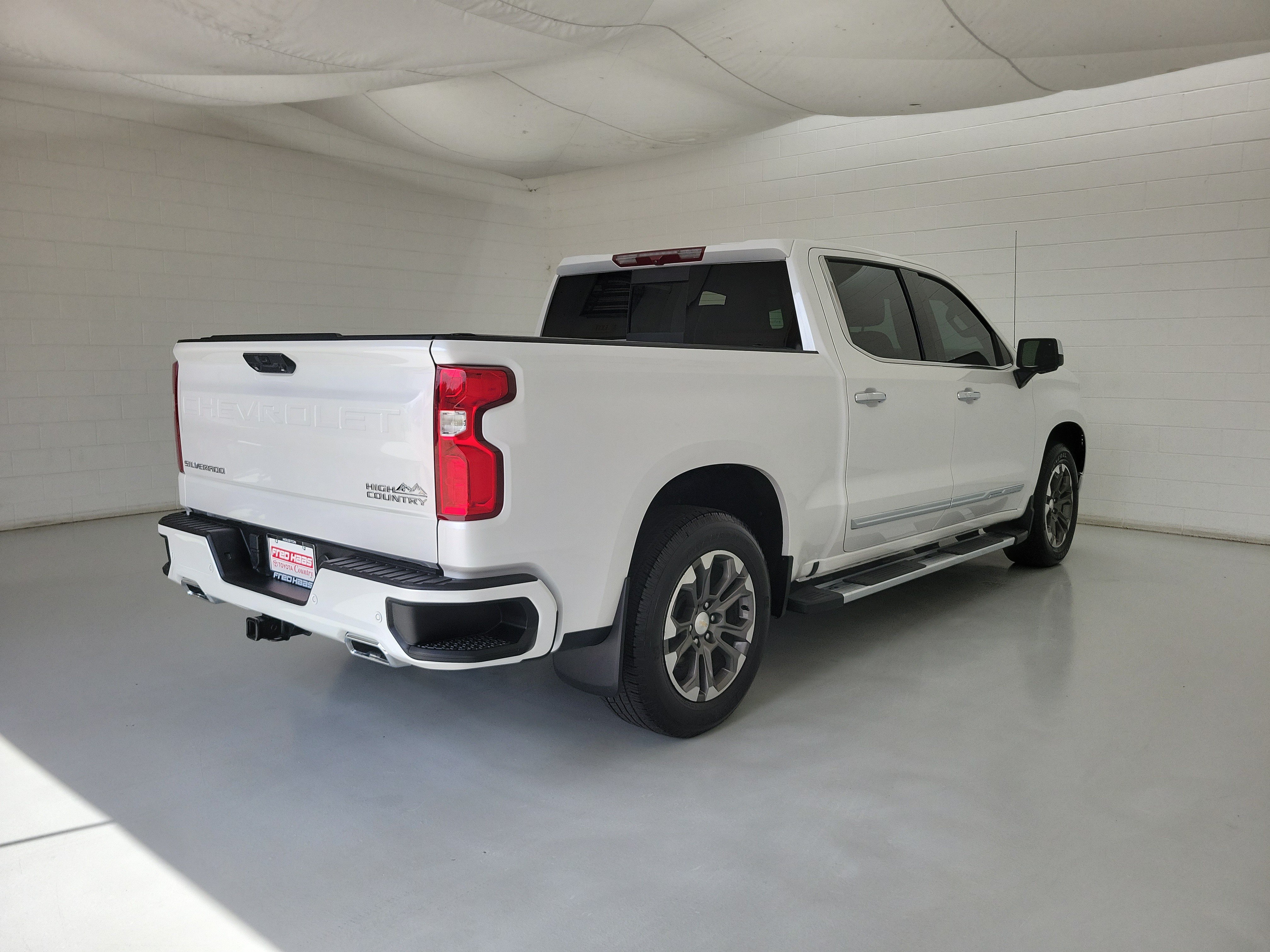 Used 2023 Iridescent Pearl Tricoat Chevrolet High Country image 5