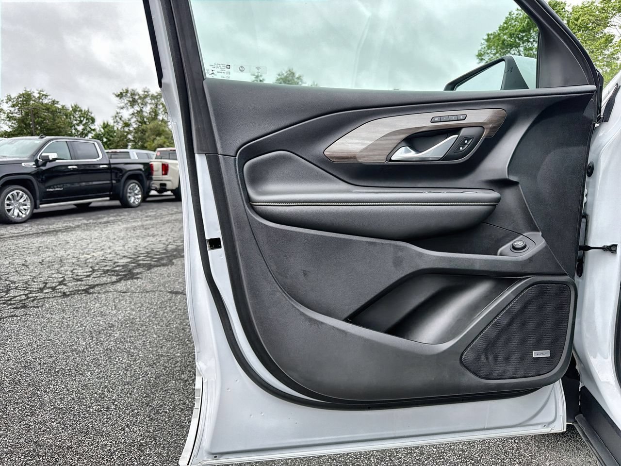 Used 2023 White Frost Tricoat GMC Denali image 18