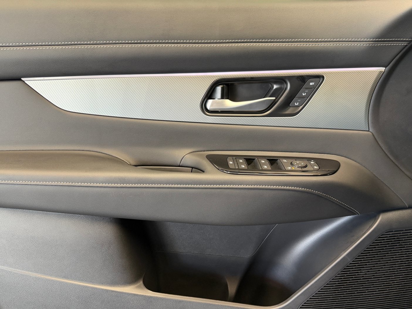 New 2026 Champagne Silver Metallic Nissan SL image 31