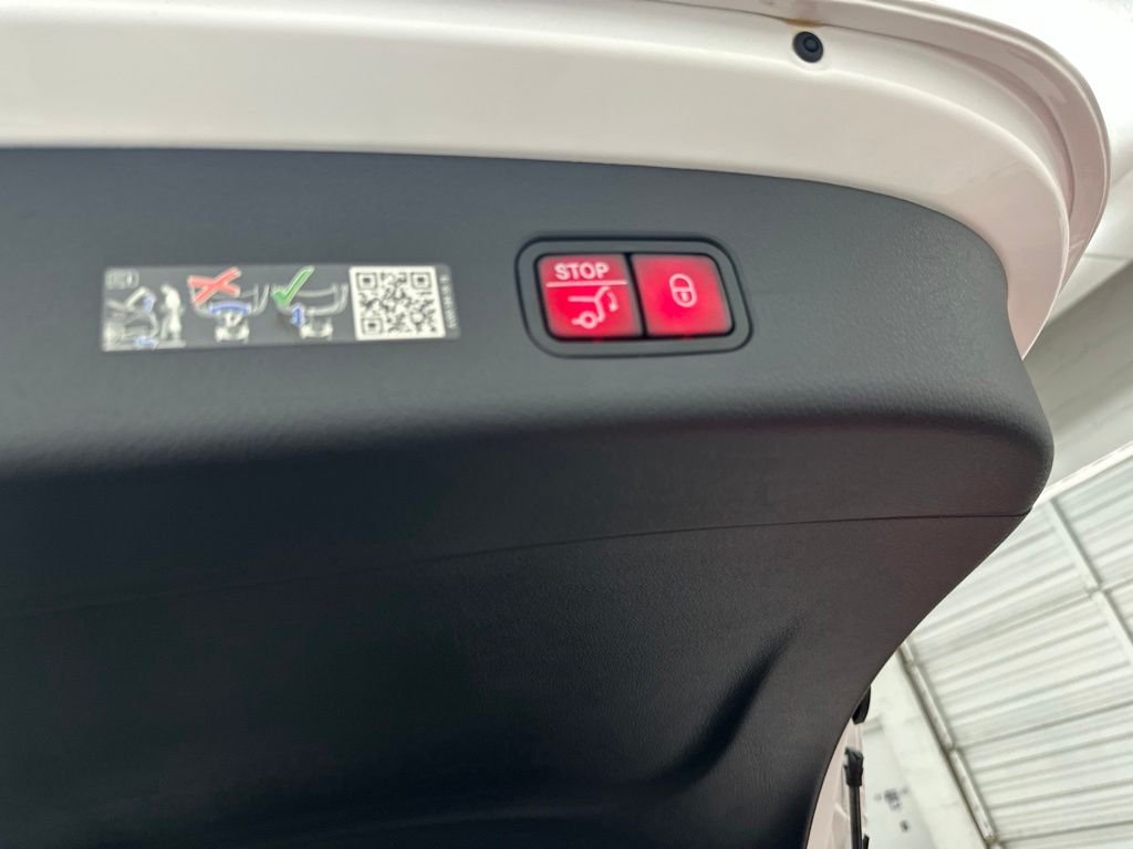 New 2027 Polar White Mercedes-Benz GLC 300 image 29