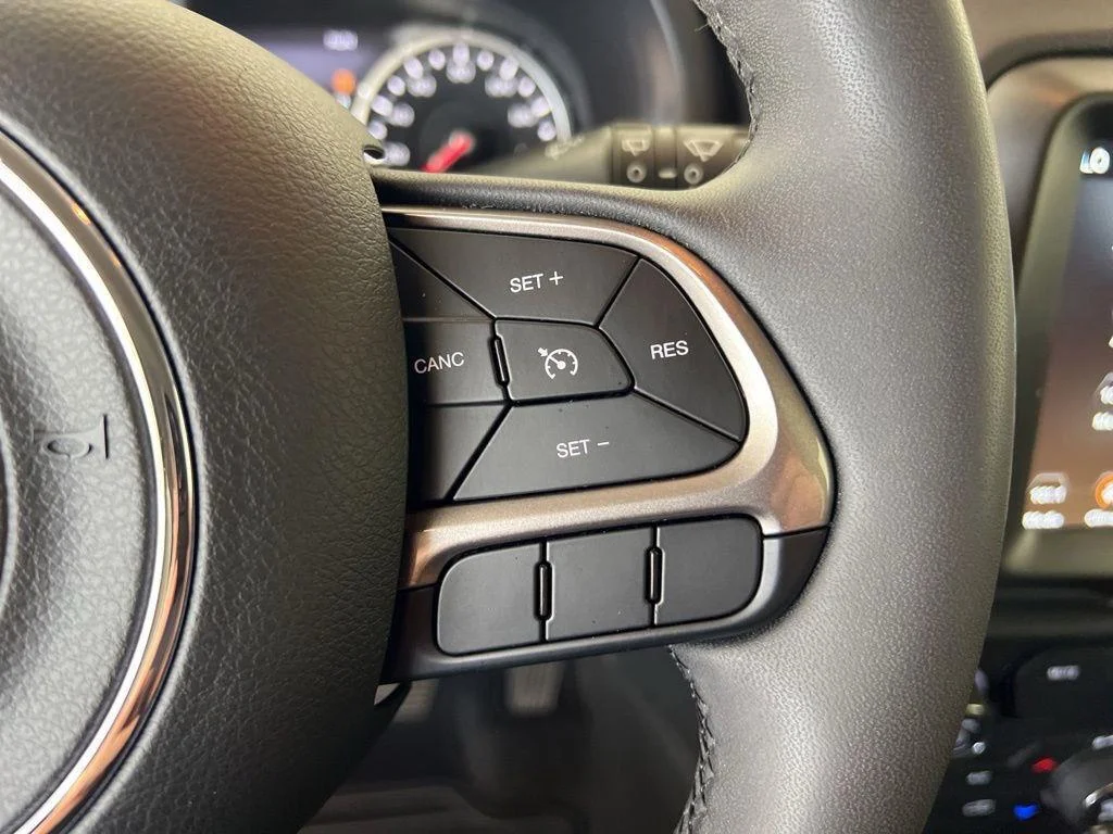 Used 2022 Graphite Gray Jeep Latitude image 18