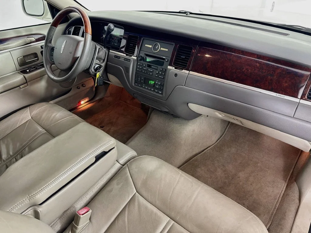 Used 2007 White Lincoln Signature image 31