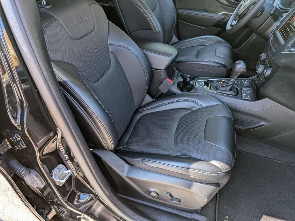 Used 2023 Black Jeep Altitude image 26