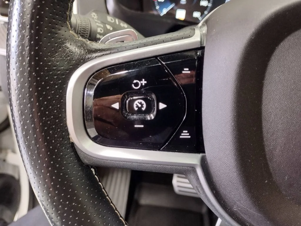 Used 2019 White Volvo T6 R-Design image 32